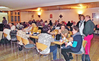 Blick in den vollen Speisesaal der Franken-Akademie