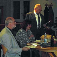 Im Bild von links: Stellvertretender Landrat Hans Peter Marx, die Schneyer Ortsvereinsvorsitzende Elke Werner, Landtagsabgeordneter Klaus Adelt