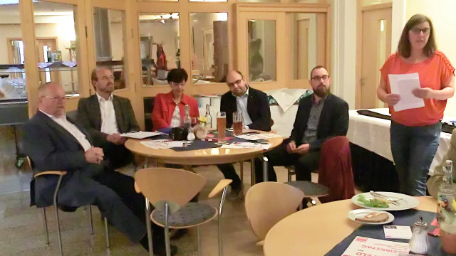 Elke Werner begrüßt die Gäste bei der Podiumsdiskussion